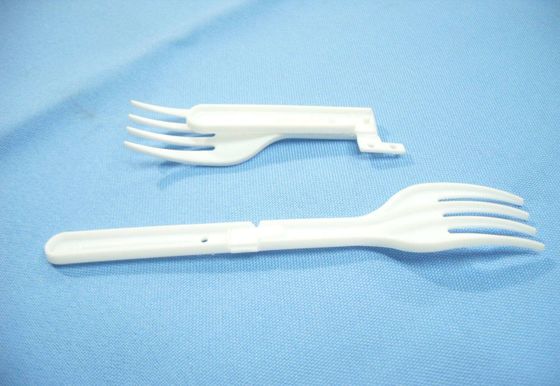 力を締め金で止めるプラスチック折るフォークの省エネの射出成形機械1800KN
